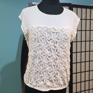 Under Skies Floral Lace Women's Blouse in Cream